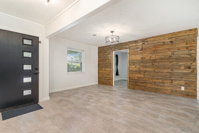 Foto del edificio - 1602 Loch Lake Dr