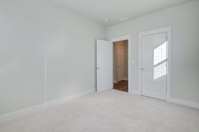 Building Photo - Modern Elegance in Waverly: 4 Bed, 3.5 Bat...