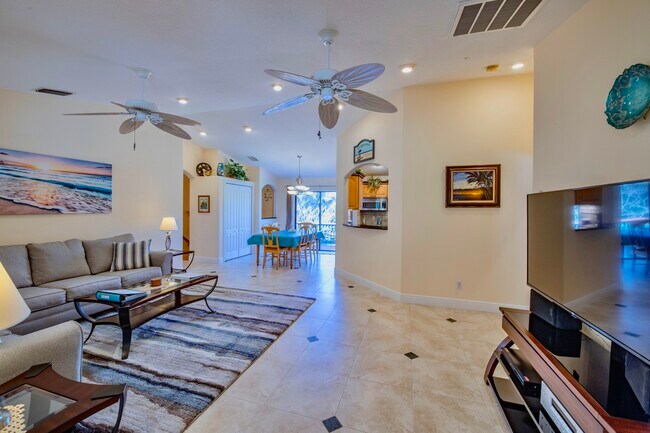 Sala de estar con vista al comedor. - 6710 S Highway A1A