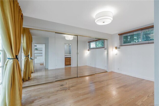 Building Photo - 355 W Linden Ave