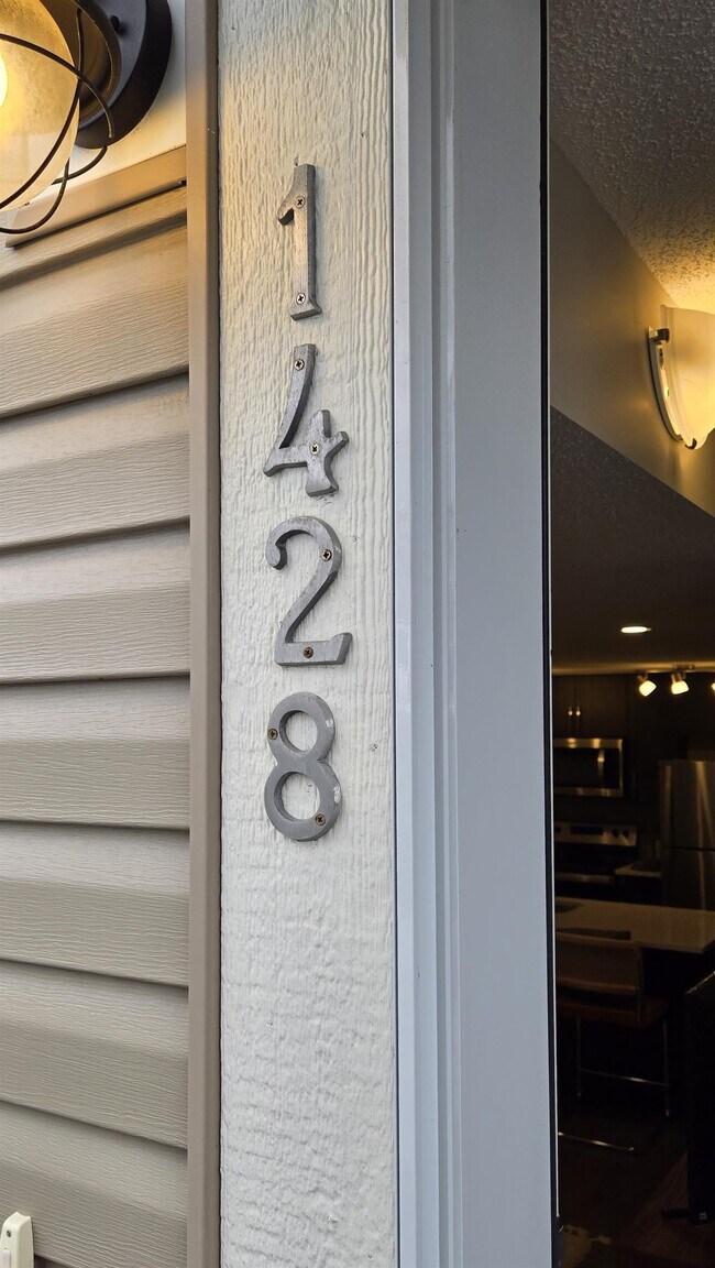 Building Photo - 1 Bed 1 Bath Unit in Calgary, AB