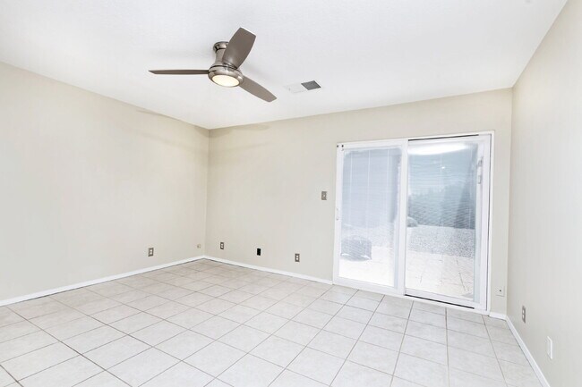 Foto del edificio - Bright, shiny, and updated compact home ne...