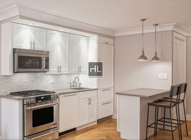 Building Photo - TRUE 3 Bed 2 bath with Balcony / Washer and dryer /Doorman