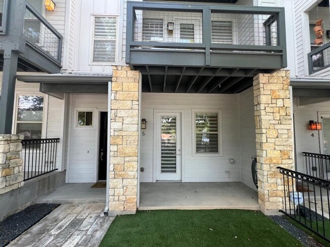 Foto del edificio - Welcome to SoLa City Homes, where urban el...