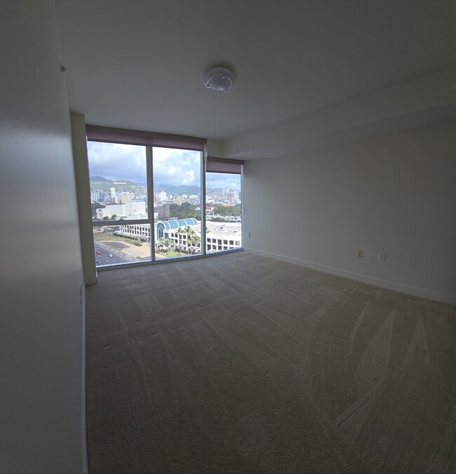 Building Photo - 888 Kapiolani Blvd