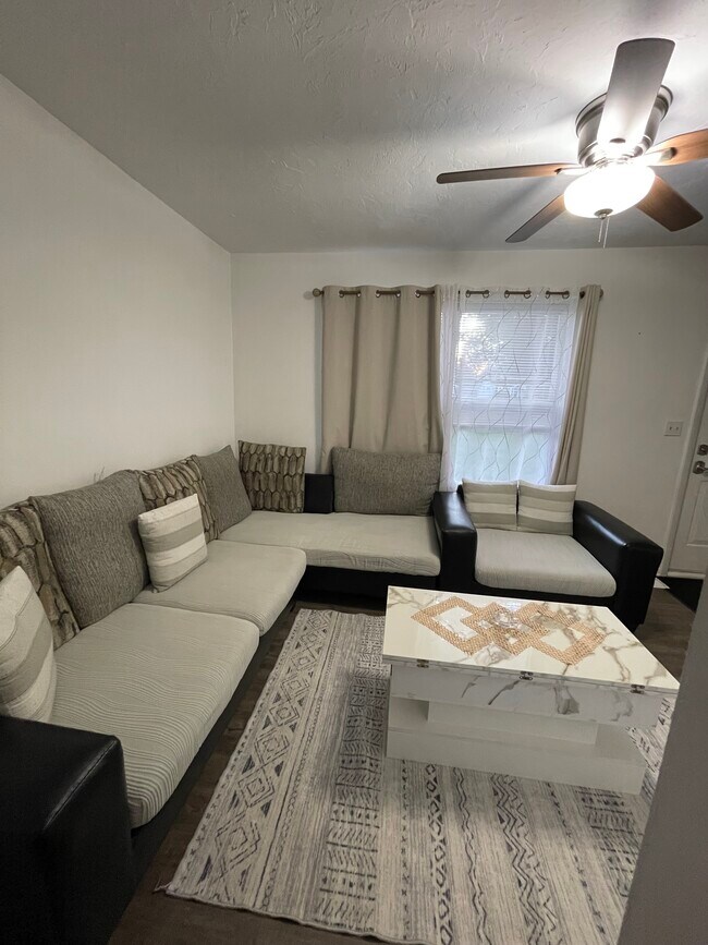 Foto del edificio - 4195 W 210th St
