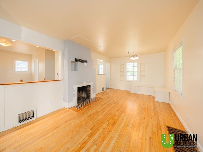 Building Photo - Charming 2 bed room 1.5 bathroom Cottage i...