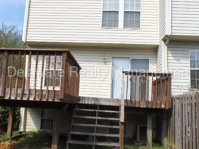 Building Photo - Lovely 3 bedroom end unit in Perch Creek