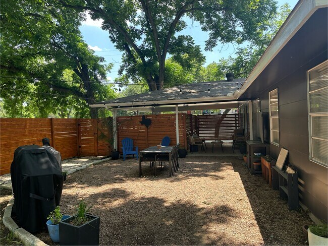 Foto del edificio - 2167 Gruene Rd