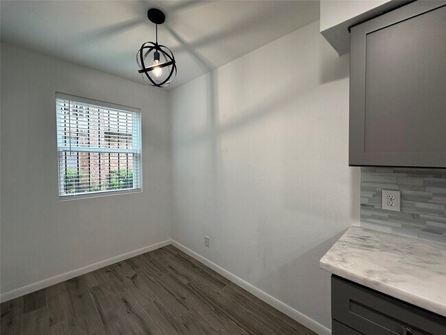 Building Photo - 5528 Beverly Hill St