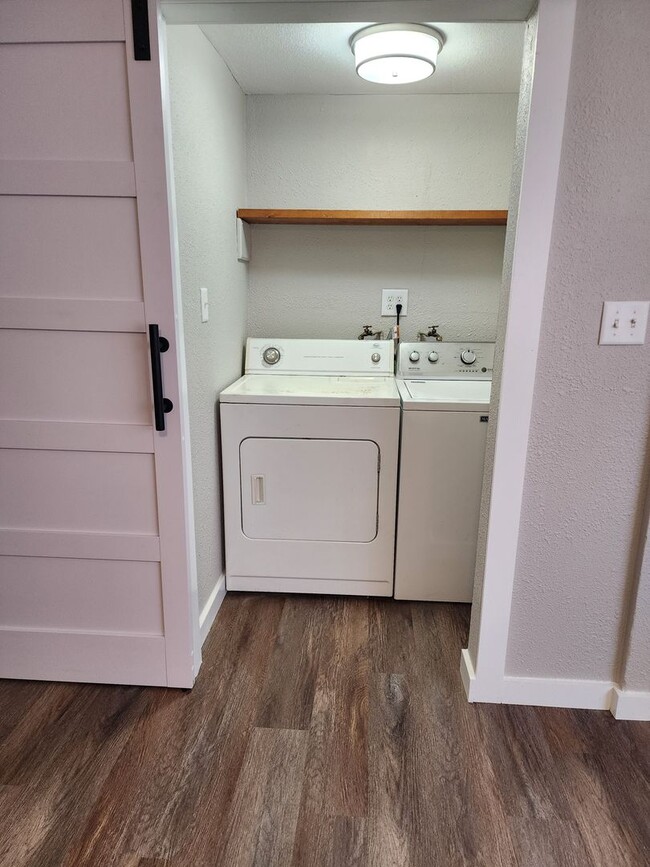 Building Photo - 2 Bedroom 1 Bath, Duplex