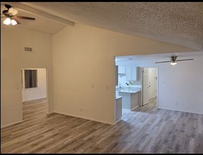 Foto del edificio - 12 Western Briar Rd