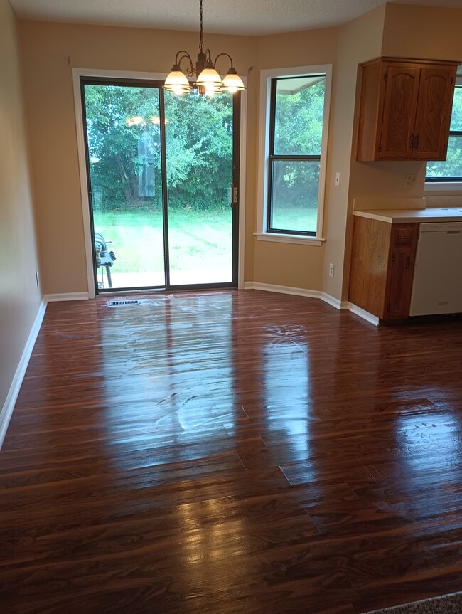 Building Photo - 1122 Ridgeway Dr