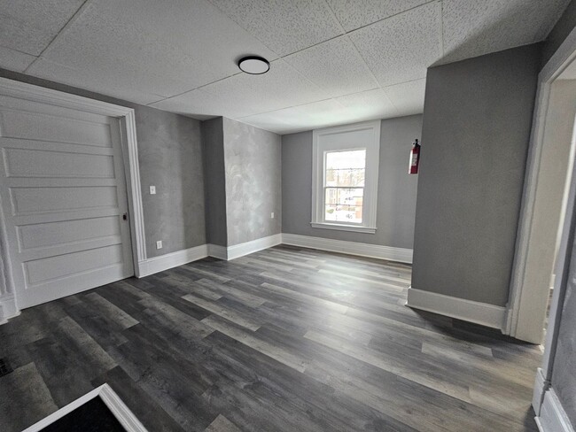 Building Photo - Newly update 2 bedroom 1 bath apartment fo...