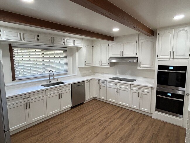 Foto del edificio - Charming Single-Story 3 bd Home in Coveted South Los Altos - OPEN HOUSE: Sunday, April 19 from 10...