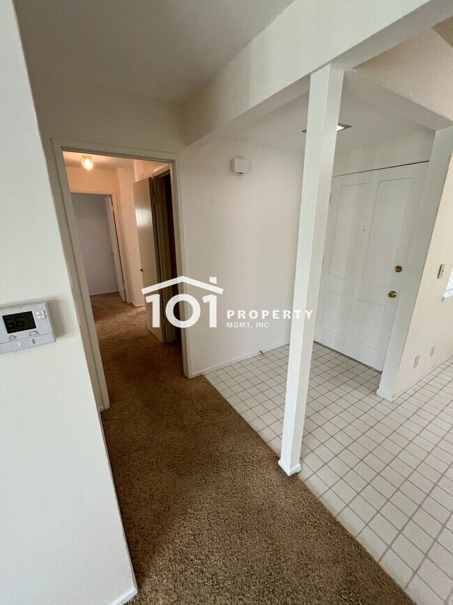 Foto del edificio - Spacious 3-Bedroom Home Near the Beach — Santa Barbara Shores