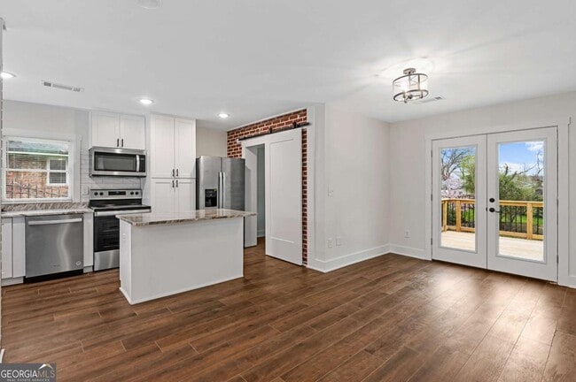 Building Photo - 668 Custer Ave SE