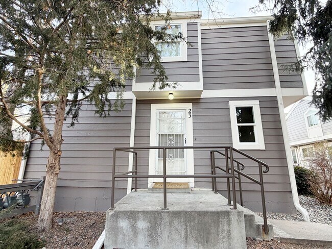 Foto del edificio - Exceptional 3-bedroom, 2.5-bathroom end unit townhouse located in Arvada