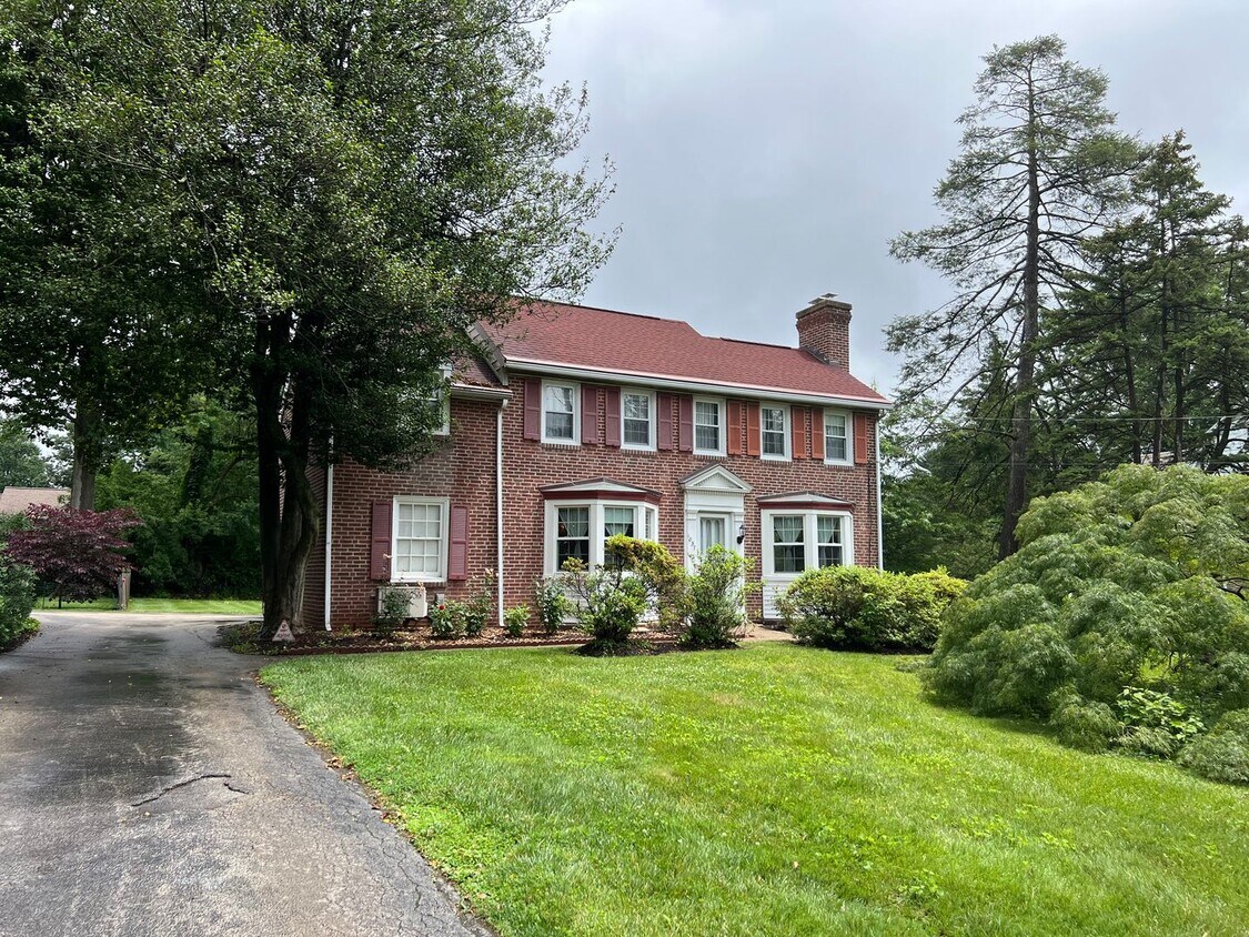 Foto principal - Stunning 4-Bedroom Single Family Home in P...