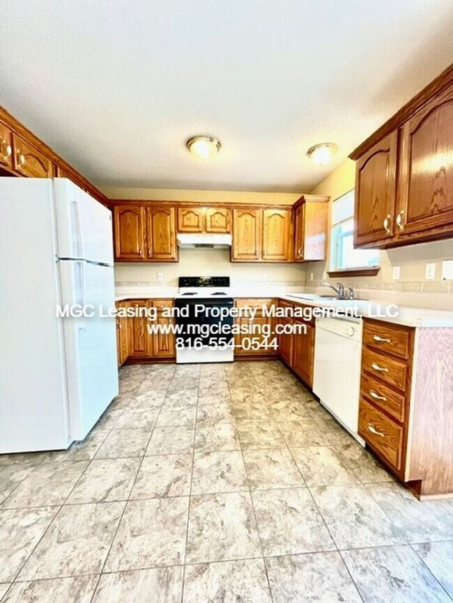 Foto del edificio - Charming Raymore Retreat with Extra Storag...