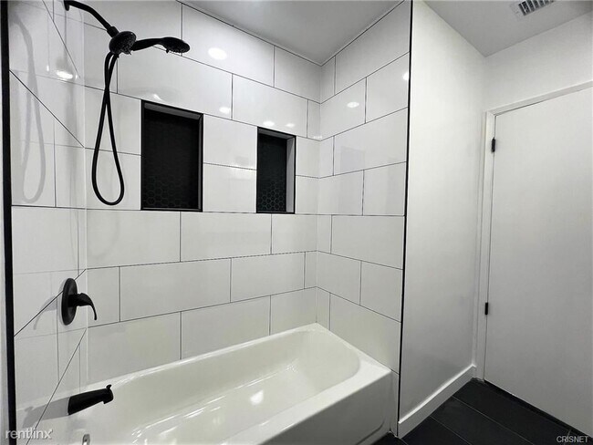 Foto del edificio - 5 br, 2 bath House - 9949 Comanche Ave