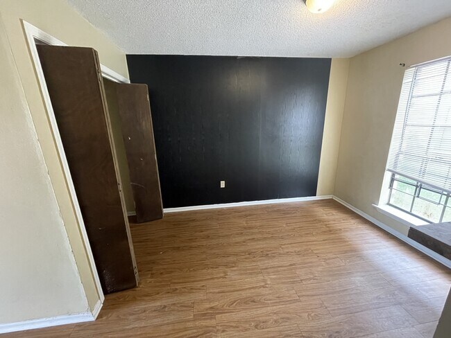 Building Photo - 1643 Cedar Lake Dr