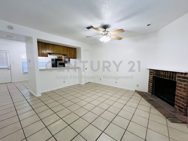 Building Photo - Recently Refreshed 2/2.5 Within Walking Distance to UNT Ready For Move-In!
