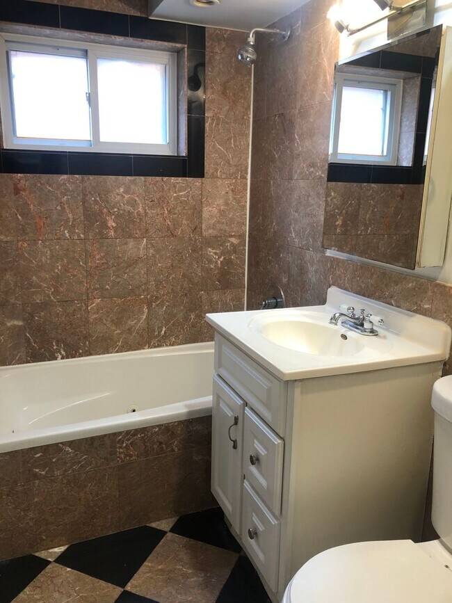 Building Photo - Well Maintained 1 Bedroom/1 Bath Unit Grea...