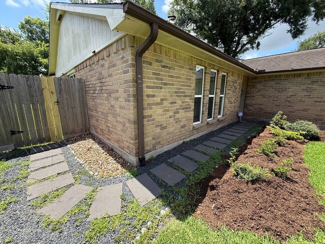 Building Photo - 646 Fair Oak Dr