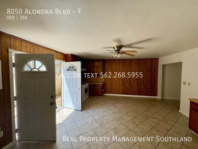 Building Photo - Studio Apartment for Rent in Paramount!
