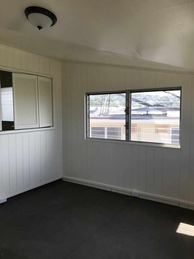 Building Photo - Spacious upstairs unit in duplex, 3 bedroo...