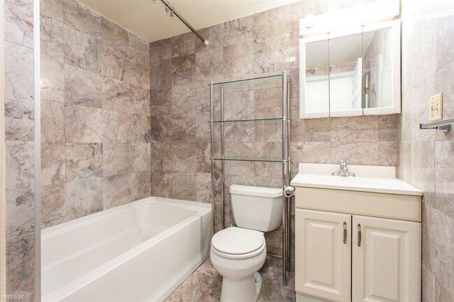 Foto del edificio - 1 br, 1 bath Triplex - 2122 RACE ST Unit 2