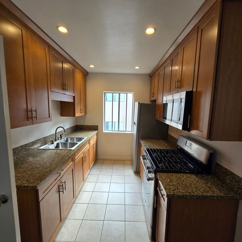 Primary Photo - Large Upstairs 3-bedroom Apartment, Minute...