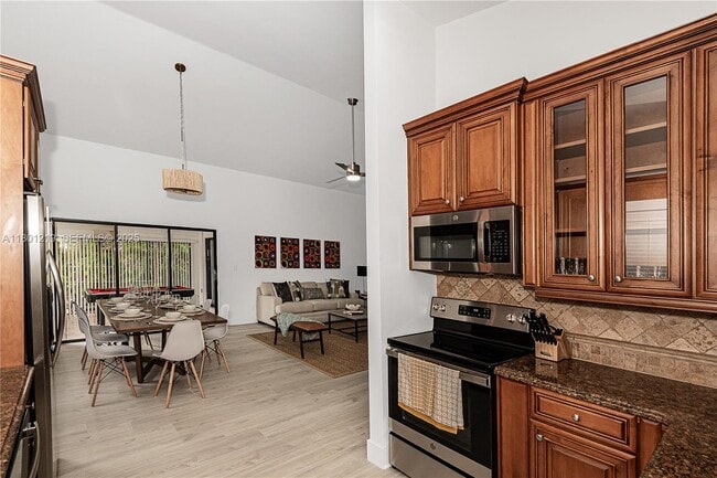 Building Photo - 216 SE 9th St