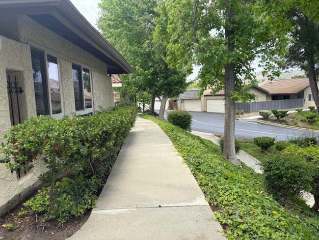 Building Photo - Tranquil Single-Story Townhome in Northshore