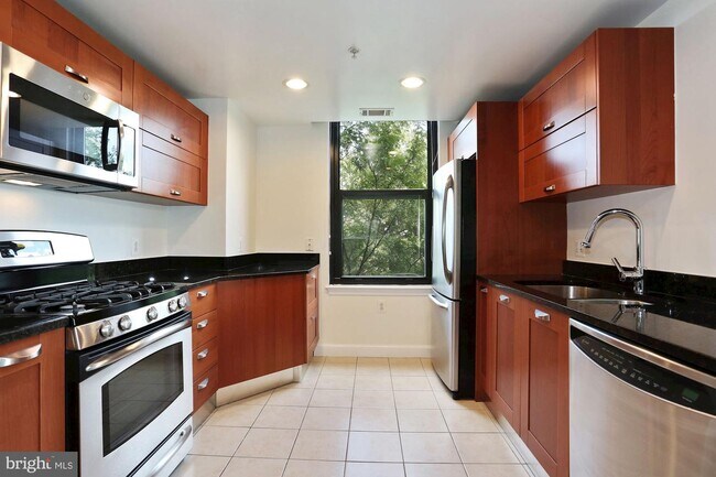 Foto del edificio - 2451 Midtown Ave