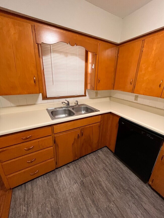 Foto del edificio - Single Family Home - 3 bedrooms and 1.5 ba...