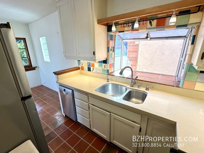 Building Photo - Charming 2Bed 2bath In Hollywood Hills