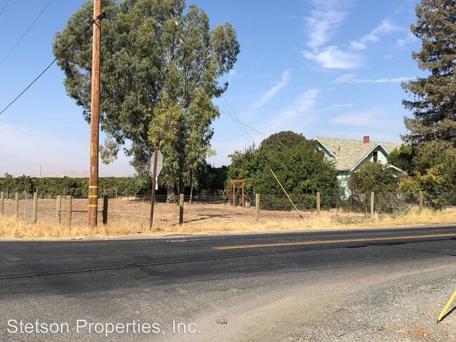 Building Photo - 4 br, 2 bath House - 424 E Teapot Dome Avenue