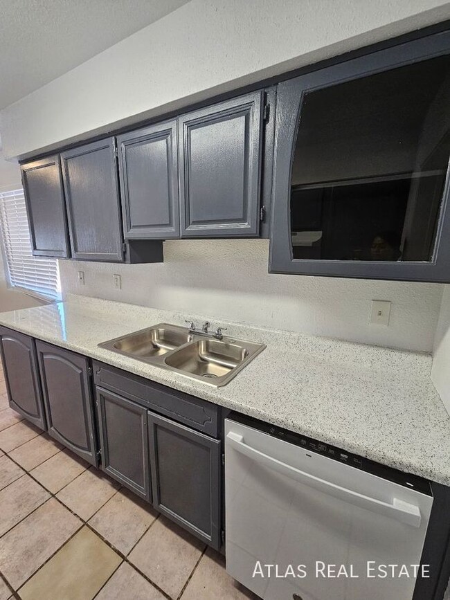 Building Photo - NOW AVAILABLE!! Renovated 2 Bedroom 1 Bath...