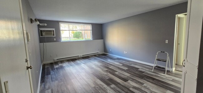 Building Photo - Hyannis 2 Bedroom - West Main St