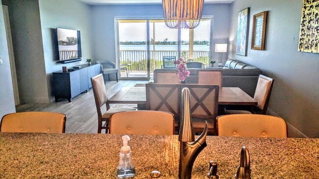 Building Photo - Annual Turnkey 3/3 penthouse on waterfront in Osprey