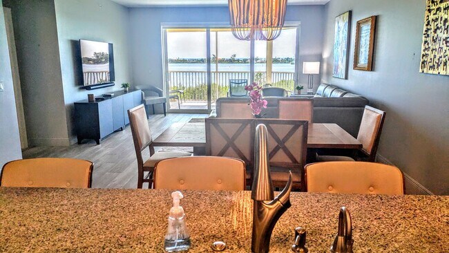 Foto del edificio - Annual Turnkey 3/3 penthouse on waterfront in Osprey