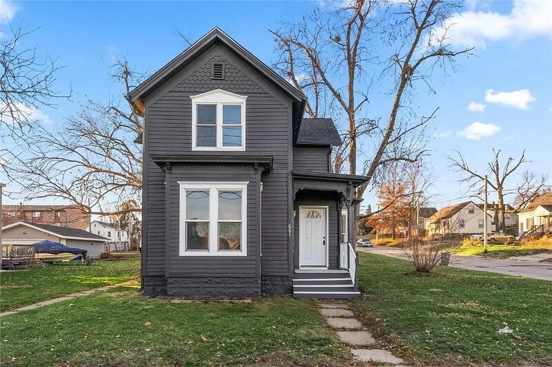 Primary Photo - 661 15th Ave SW