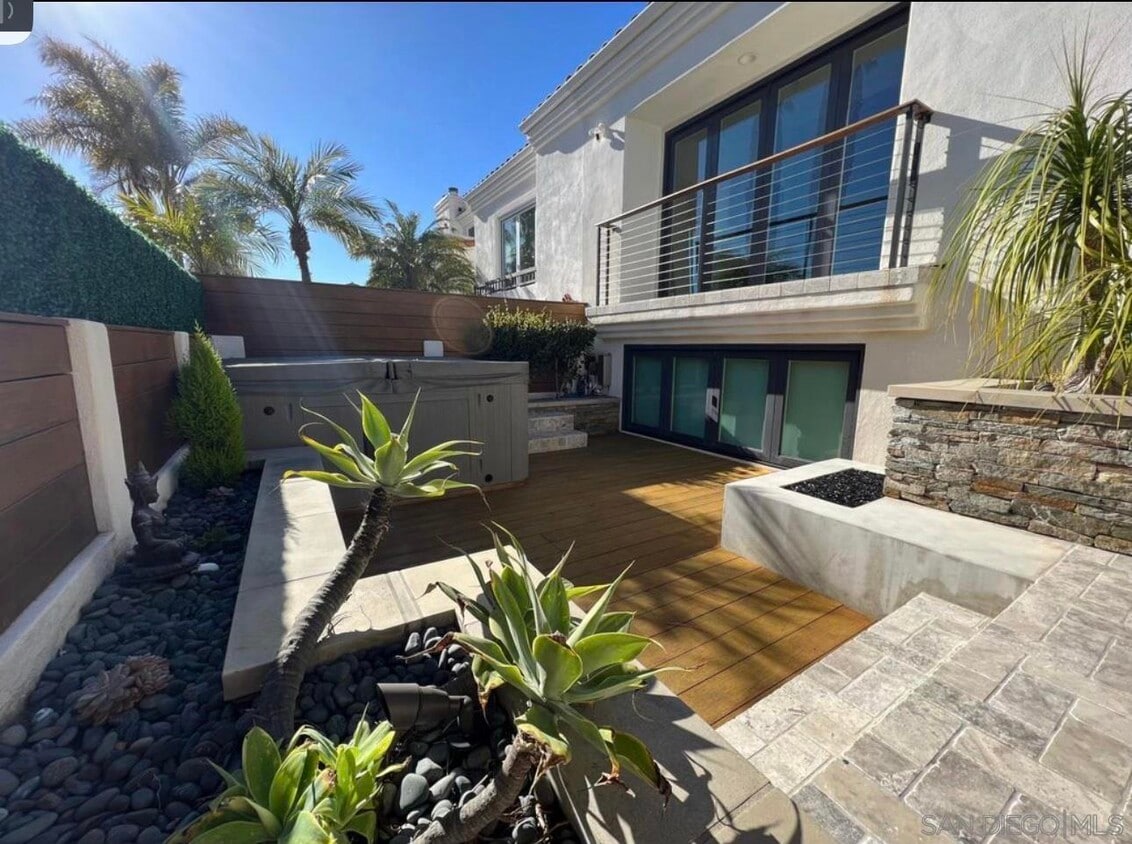 Primary Photo - 336 Gravilla St