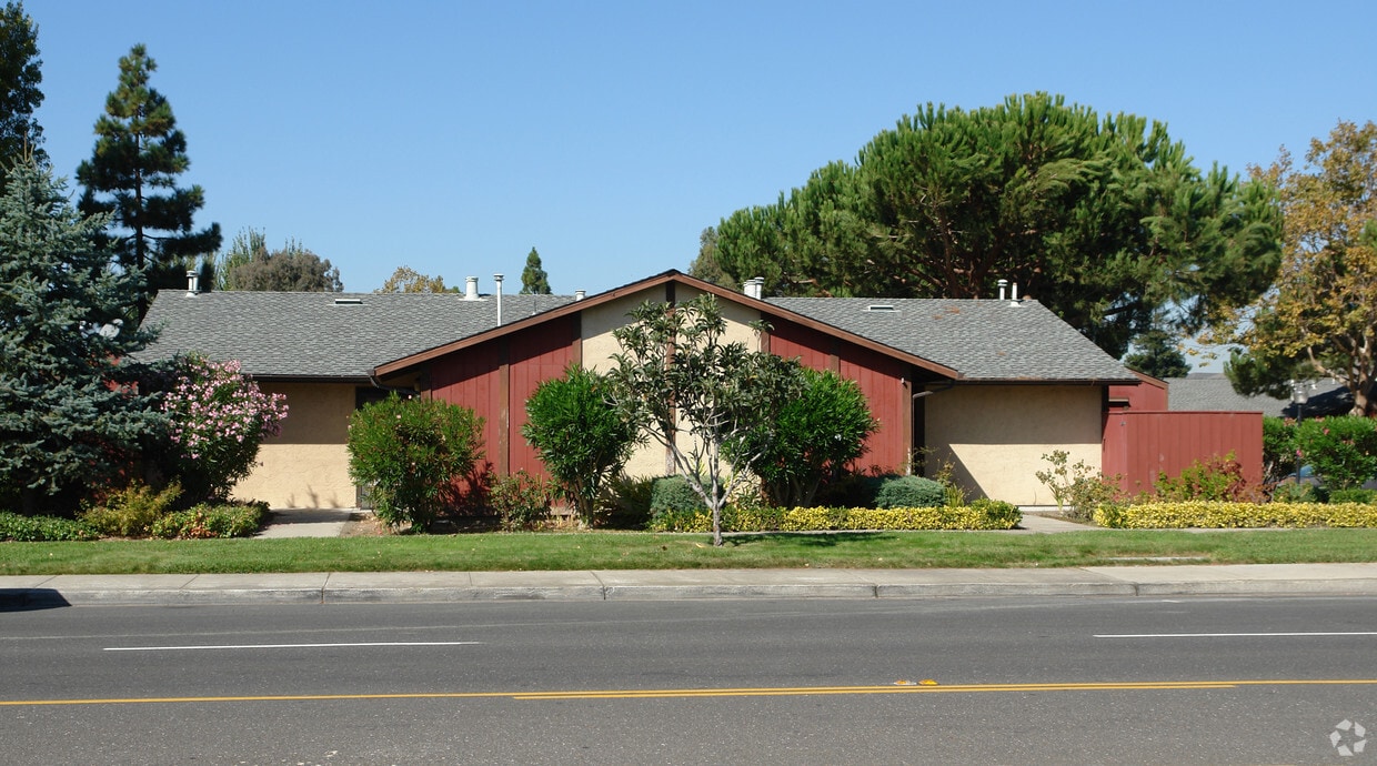 Primary Photo - 4131-4183 Dyer St