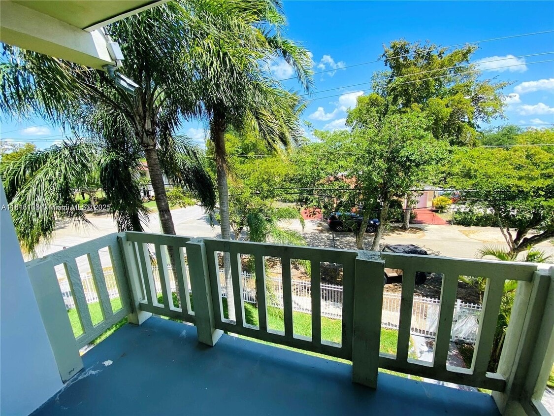 Foto principal - 12890 NE 8th Ave