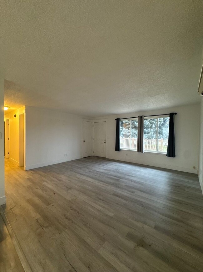 Building Photo - Spacious 4-Bedroom Home with Garage & Fenced Yard