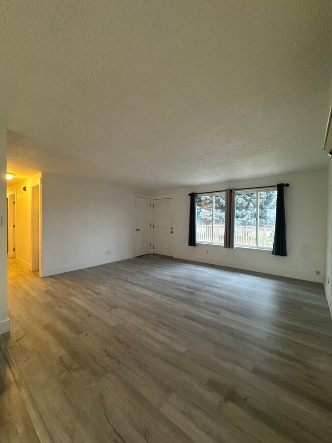 Foto del edificio - Spacious 4-Bedroom Home with Garage & Fenced Yard