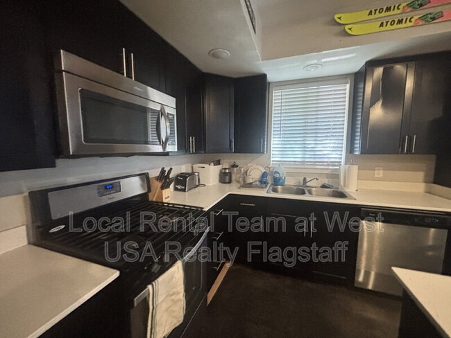 Building Photo - 522 S Fountaine St